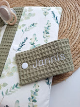 Lade das Bild in den Galerie-Viewer, WINDELTASCHE "Eukalyptus" mit Wickeldecke & Wunschnamen