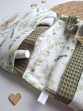Lade das Bild in den Galerie-Viewer, WINDELTASCHE "Eukalyptus" mit Wickeldecke & Wunschnamen