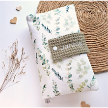 Lade das Bild in den Galerie-Viewer, WINDELTASCHE "Eukalyptus" mit Wickeldecke & Wunschnamen