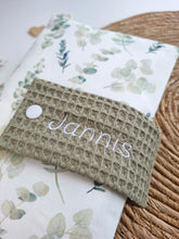 Lade das Bild in den Galerie-Viewer, WINDELTASCHE "Eukalyptus" mit Wickeldecke & Wunschnamen