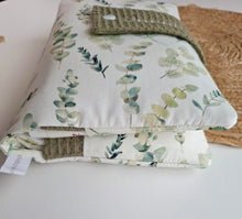 Lade das Bild in den Galerie-Viewer, WINDELTASCHE "Eukalyptus" mit Wickeldecke & Wunschnamen