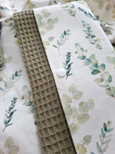 Lade das Bild in den Galerie-Viewer, WINDELTASCHE "Eukalyptus" mit Wickeldecke & Wunschnamen