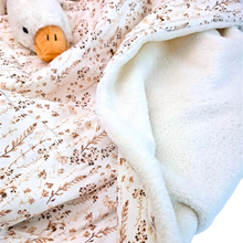 Lade das Bild in den Galerie-Viewer, BABY KUSCHELDECKE mit Plüsch "Gräser"