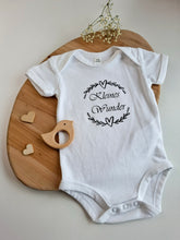 Lade das Bild in den Galerie-Viewer, BABYBODY kurzarm weiß "Kleines Wunder" in Geschenkbox