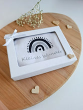 Lade das Bild in den Galerie-Viewer, BABYBODY kurzarm weiß "Regenbogen" in Geschenkbox