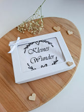 Lade das Bild in den Galerie-Viewer, BABYBODY kurzarm weiß "Kleines Wunder" in Geschenkbox