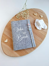 Lade das Bild in den Galerie-Viewer, MUTTERPASSHÜLLE aus Filz "Design 4"