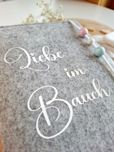 Lade das Bild in den Galerie-Viewer, MUTTERPASSHÜLLE aus Filz "Design 4"