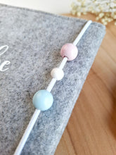 Lade das Bild in den Galerie-Viewer, MUTTERPASSHÜLLE aus Filz "Design 4"