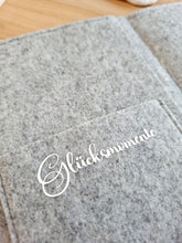 Lade das Bild in den Galerie-Viewer, MUTTERPASSHÜLLE aus Filz "Design 4"