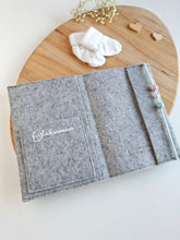 Lade das Bild in den Galerie-Viewer, MUTTERPASSHÜLLE aus Filz "Design 4"