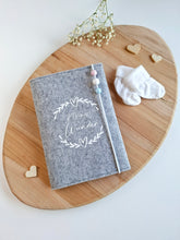 Lade das Bild in den Galerie-Viewer, MUTTERPASSHÜLLE aus Filz "Design 3"