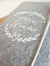 Lade das Bild in den Galerie-Viewer, MUTTERPASSHÜLLE aus Filz "Design 3"