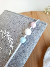 Lade das Bild in den Galerie-Viewer, MUTTERPASSHÜLLE aus Filz "Design 3"