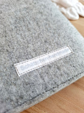 Lade das Bild in den Galerie-Viewer, MUTTERPASSHÜLLE aus Filz "Design 4"