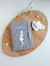 Lade das Bild in den Galerie-Viewer, MUTTERPASSHÜLLE aus Filz "Design 2"