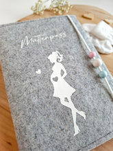 Lade das Bild in den Galerie-Viewer, MUTTERPASSHÜLLE aus Filz "Design 2"