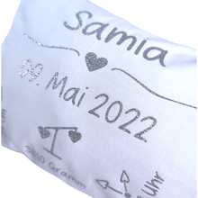 Lade das Bild in den Galerie-Viewer, GEBURTSKISSEN mit Echtmaßen und Gewicht „Herzen“ & Glitzerschrift