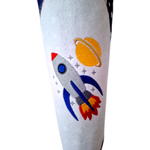 Lade das Bild in den Galerie-Viewer, SCHULTÜTE "Rakete" personalisiert m. Namen blau/weiß Stoff - 70 cm mit Rohling