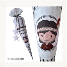 Lade das Bild in den Galerie-Viewer, SCHULTÜTE "Indianer" personalisiert m. Namen schwarz/weiß/rot Stoff - 70 cm mit Rohling