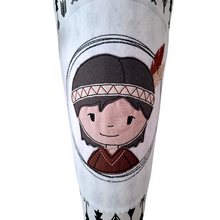 Lade das Bild in den Galerie-Viewer, SCHULTÜTE "Indianer" personalisiert m. Namen schwarz/weiß/rot Stoff - 70 cm mit Rohling