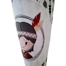 Lade das Bild in den Galerie-Viewer, SCHULTÜTE "Indianer" personalisiert m. Namen schwarz/weiß/rot Stoff - 70 cm mit Rohling