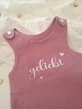 Lade das Bild in den Galerie-Viewer, STRAMPLER "geliebt" in Glitzerschrift altrosa - Geschenkbox