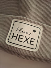 Lade das Bild in den Galerie-Viewer, HIPSTER BEANIE MÜTZE "kleine Hexe" aus Rippjersey für Babys und Kleinkinder mit Kunstlederpatch
