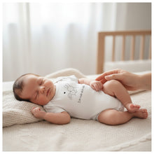 Lade das Bild in den Galerie-Viewer, BABYBODY kurzarm weiß "Ich hab dich lieb" in Geschenkbox