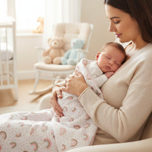 Lade das Bild in den Galerie-Viewer, BABY KUSCHELDECKE mit Plüsch "Regenbogen"