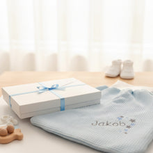 Lade das Bild in den Galerie-Viewer, GESCHENKSET Strampelsack aus Waffelpique "Sternenregen" mit Wunschnamen & Geschenkkarton - Farbwahl