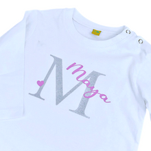 Lade das Bild in den Galerie-Viewer, BABY LANGARMSHIRT "Buchstabe mit Name" personalisiert weiß / Glitzer / rosa