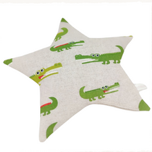 Lade das Bild in den Galerie-Viewer, GESCHENKSET für Kinder "Krokodil" Zirbenkissen & Wärmekissen