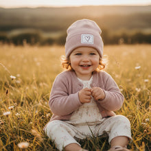 Lade das Bild in den Galerie-Viewer, HIPSTER BEANIE MÜTZE "Herz" aus Rippjersey für Babys und Kleinkinder mit Kunstlederpatch