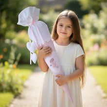 Lade das Bild in den Galerie-Viewer, SCHULTÜTE "kleine Elfe" personalisiert m. Namen bestickt aus Stoff weiß/rosa - 70 cm mit Papprohling