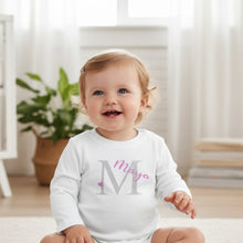 Lade das Bild in den Galerie-Viewer, BABY LANGARMSHIRT "Buchstabe mit Name" personalisiert weiß / Glitzer / rosa