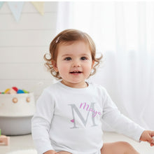Lade das Bild in den Galerie-Viewer, KINDER LANGARMSHIRT "Buchstabe mit Name" personalisiert weiß / Glitzer / rosa