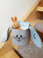 Lade das Bild in den Galerie-Viewer, GROßER HASENKORB / FILZKORB mit Namen in rosa oder hellblau
