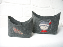 Lade das Bild in den Galerie-Viewer, 2er Set Filzkorb / Utensilio "Indianer" - Personalisierbar