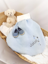 Lade das Bild in den Galerie-Viewer, STRAMPELSACK aus Waffelpique "Sternenregen" mit Wunschnamen - Farbwahl