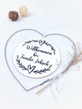 Lade das Bild in den Galerie-Viewer, HOLZTÜRSCHILD "Willkommen" mit Metallherz und Gräserdeko