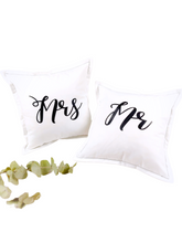 Lade das Bild in den Galerie-Viewer, 2er Set Dekokissen "Mr & Mrs" - personalisierbar