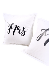 Lade das Bild in den Galerie-Viewer, 2er Set Dekokissen "Mr & Mrs" - personalisierbar