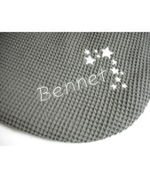 Lade das Bild in den Galerie-Viewer, GESCHENKSET Strampelsack aus Waffelpique "Sternenregen" mit Wunschnamen & Geschenkkarton - Farbwahl