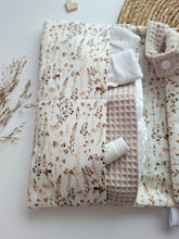 Lade das Bild in den Galerie-Viewer, WINDELTASCHE &quot;Gräser&quot; beige mit Wickeldecke &amp; Wunschnamen
