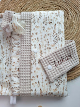Lade das Bild in den Galerie-Viewer, WINDELTASCHE &quot;Gräser&quot; beige mit Wickeldecke &amp; Wunschnamen
