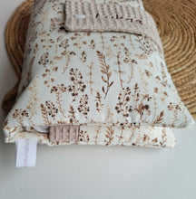 Lade das Bild in den Galerie-Viewer, WINDELTASCHE &quot;Gräser&quot; beige mit Wickeldecke &amp; Wunschnamen
