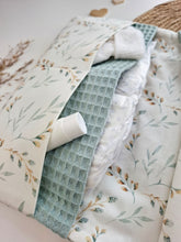 Lade das Bild in den Galerie-Viewer, WINDELTASCHE &quot;Weidenkätzchen&quot; mit Wickeldecke &amp; Wunschnamen
