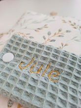 Lade das Bild in den Galerie-Viewer, WINDELTASCHE &quot;Weidenkätzchen&quot; mit Wickeldecke &amp; Wunschnamen
