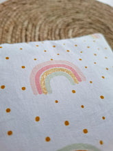 Lade das Bild in den Galerie-Viewer, WINDELTASCHE &quot;Regenbogen&quot; mit Wickeldecke &amp; Wunschnamen
